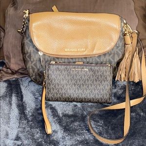 Michael Kors Crossbody & wristlet ✨